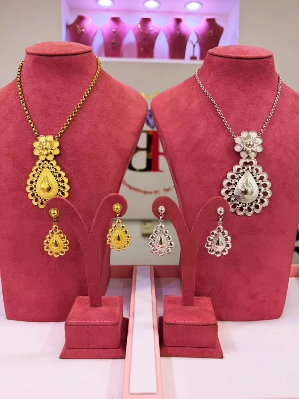 Le présentoir de la boutique : parures en or sur bustes de velours rose