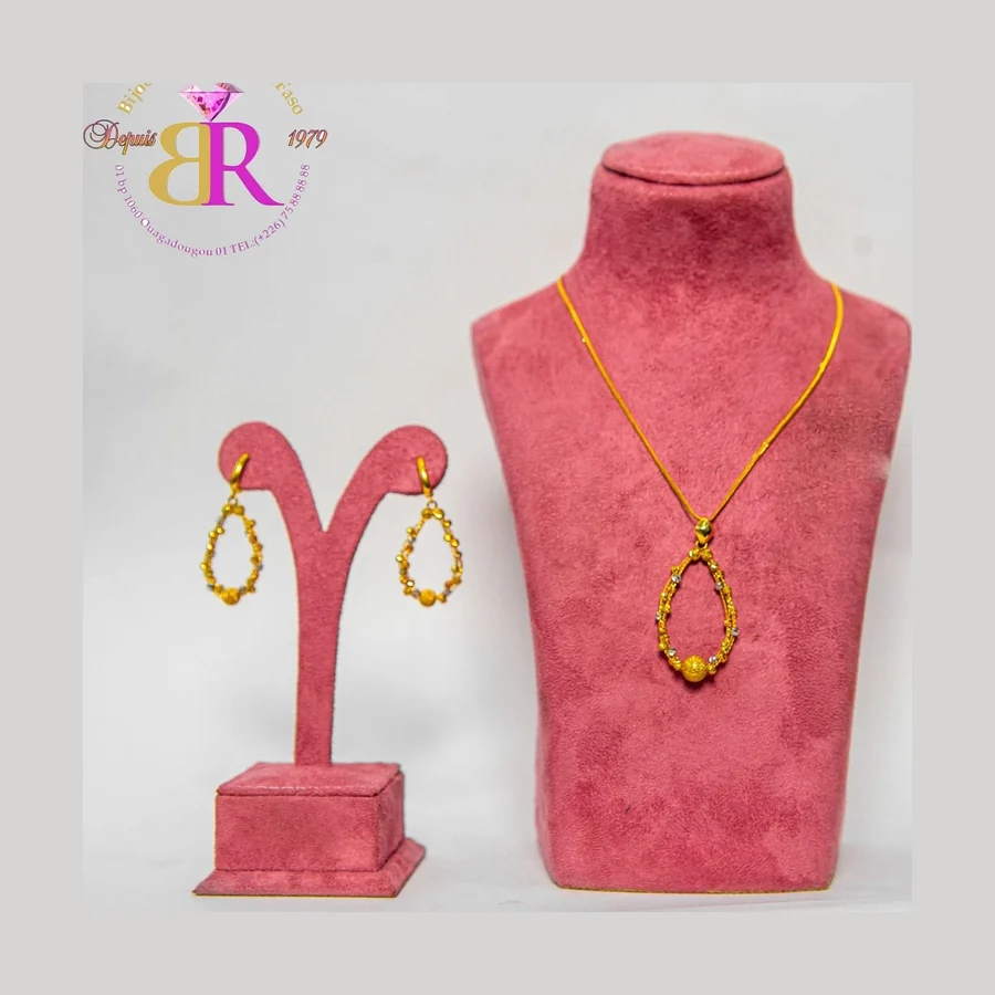 Collier et boucles d'oreilles en or sur buste de velours rose